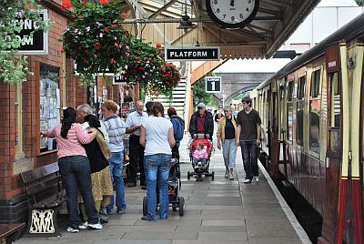 GWR passengers on the station platform at Toddington. 